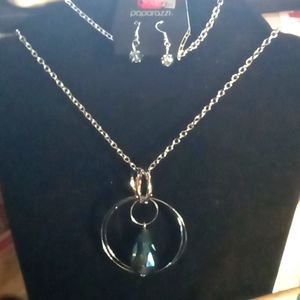 Swinging shimmer necklace